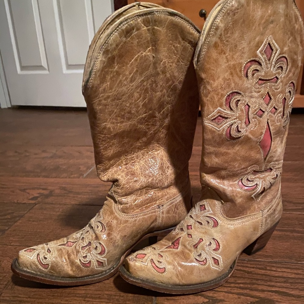 Corral tan and pink etched boots